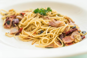 stir-fried spaghetti with bacon and garlic