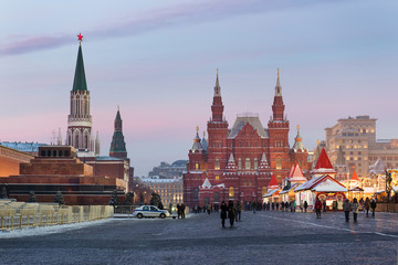 Obraz premium State historical museum and Christmas market on Red Square during winter celebrations 