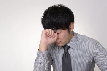 憂鬱な表情のビジネスマン
