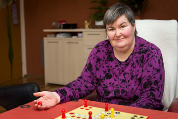 geistig behinderte Frau spielt ein Brettspiel, Alternative Thera