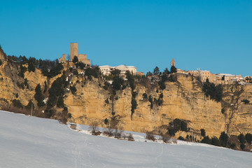 Borgo medievale arroccato su una parete rocciosa 