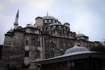 Fototapeta na wymiar The Yeni Cami (New Mosque), Istanbul, Turkey