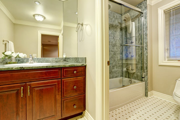 Bathroom design with soft creamy walls