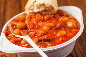 Baked beans in tomato sauce served in plastic cups.