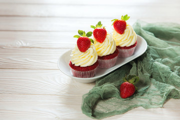 Muffins red velvet with cheese cream and strawberry