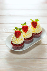 Muffins red velvet with cheese cream and strawberry