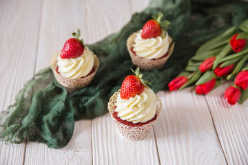 Muffins red velvet with cheese cream and strawberry