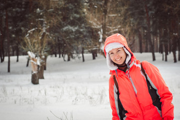 Fototapeta na wymiar portrait of a young woman in winter park