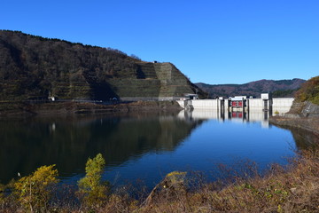 Fototapeta na wymiar 寒河江ダム ／ 山形県西川町にある県内最大のダムです。ダムによって形成された人造湖は、月山より名を取って月山湖（がっさんこ）と命名され、財団法人ダム水源地環境整備センターが選定する、ダム湖百選に選ばれています。