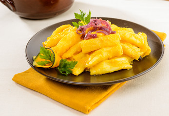 Pasta all'uovo con sugo di zucca e cipolla rossa