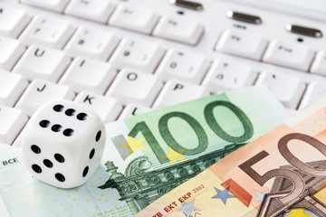 Würfel mit Euro Geldscheine und Tastatur