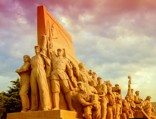 Statues de l& 39 Armée rouge au mausolée de Mao sur la place Tiananmen, Pékin, Chine