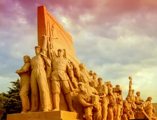 Poster Standbeelden van het Rode Leger bij Mao& 39 s Mausoleum op het Tiananmen-plein, Peking, China © jorisvo