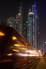 Obraz premium Nachts in Dubai | Zug | Wolkenkratzer