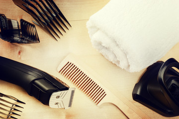 Setting with hair clipper and wooden comb. Beauty and haircare b - 135173866