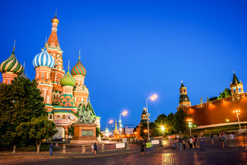 Obraz premium St Basil's cathedral on Red Square at night, Moscow, Russia