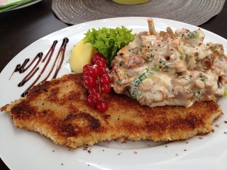 Schnitzel, knusprig,  Pfifferlinge 