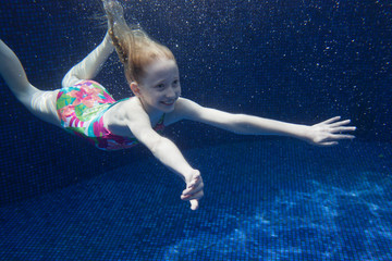 Fototapeta na wymiar Girl swimming underwater.