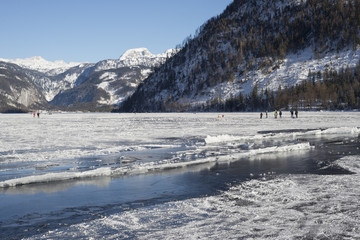 aufgefaltetes Eis auf dem Grundlsee, links hinten Gössler Wand, darüber Weiße Wand und rechts...