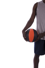 
uomo di colore con pallone da basket su fondo bianco 