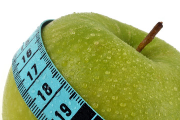 Pomme verte entourée d'un centimètre souple de couturière