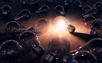 Foto op Plexiglas hell leuchtende Glühbirne - Einfall und Ideenfindung © fotomek