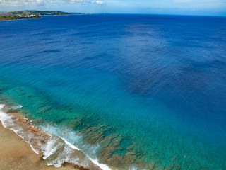 Obraz premium Coral and blue ocean in Guam 南の島（グアム）の青い海とサンゴ礁