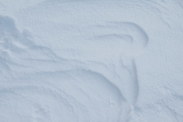 Traces de neige par le vent