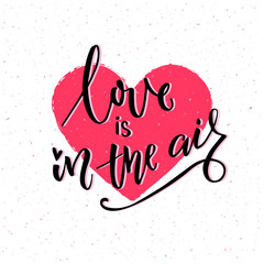 Plakaty  Miłość jest w powietrzu. Walentynki karty wektor wzór z nowoczesną kaligrafią. Różowe serce i czarne słowa