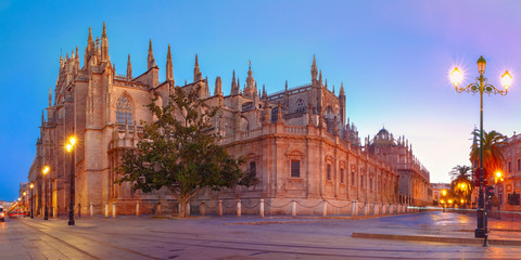 Fototapeta premium Panorama Katedry Katolickiej Najświętszej Marii Panny rano, Sewilla, Andaluzja, Hiszpania