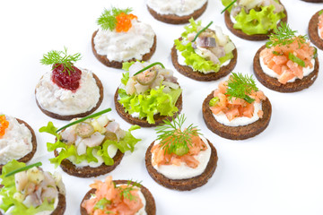 Leckeres Fisch-Fingerfood mit Lachstatar, Matjestatar und Forellencreme mit Kaviar oder...