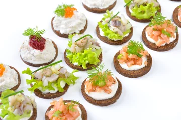 Peel and stick wallpaper Buffet, Bar Leckeres Fisch-Fingerfood mit Lachstatar, Matjestatar und Forellencreme mit Kaviar oder Preiselbeeren - Finger food with salmon tartar, trout mousse with caviar and herring salad on pumpernickel bread