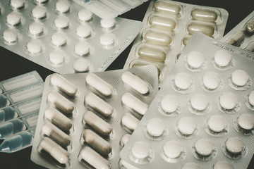 Tabletten auf Tisch, Metapher für Drogensucht oder Vitaminpräparate, Draufsicht