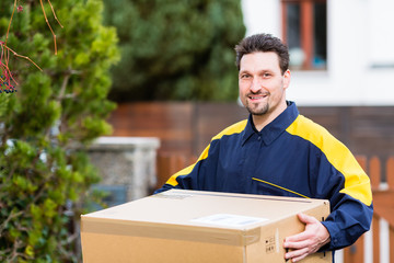 Paketzusteller bei der Auslieferung eines Pakets an Empfänger