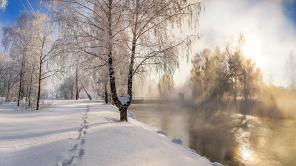 весенний пейзаж на берегу реки с туманом и деревьями в инее, Россия, Урал © 7ynp100