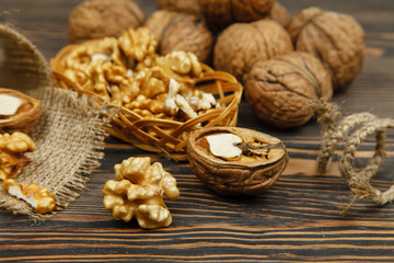 Fototapeta na wymiar Whole walnuts and kernels on the table