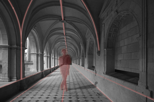 Apparition fant&ocirc;me hologramme dans clo&icirc;tre d'une abbaye