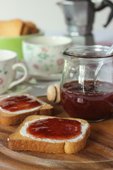 Vasetto di marmellata di frutti rossi e fette biscottate  spalmate di burro e marmellata