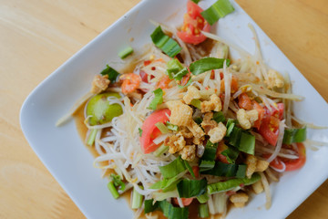 Vermicelli papaya salad