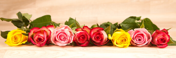 Rosen auf einem Holzhintergrund