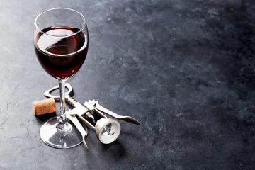 Papier Peint photo autocollant Vin Verre à vin rouge et tire-bouchon