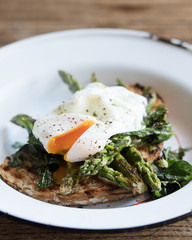 Poached egg, asparagus and spinach on toast