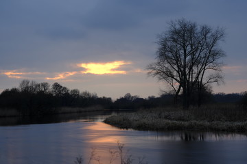 Fototapeta na wymiar Sonnenuntergang an der Wümme im Winter