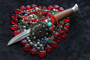 Украшения в сердце и нож