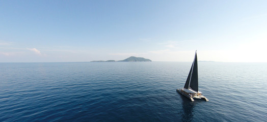 Naklejka premium Niesamowity widok na żeglarstwo jachtowe w otwartym morzu w wietrzny dzień. Widok drona - kąt oka ptaków. - Zwiększenie przetwarzania kolorów.