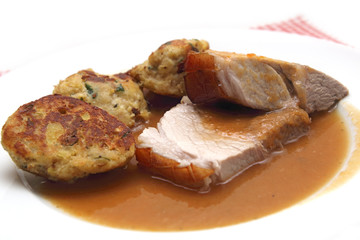 Schweinekrustenbraten mit Knödel