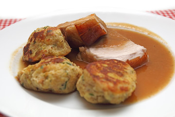 Schweinekrustenbraten mit Knödel