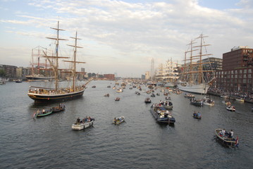 Fototapeta premium sail amsterdam met allerlei schepen op het water