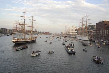 Fototapeten sail amsterdam met allerlei schepen op het water © Carmela