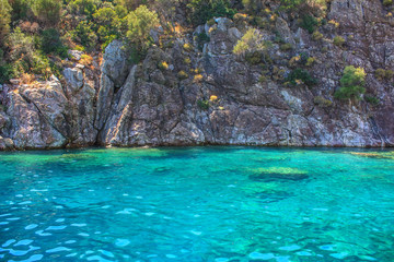 Fototapeta na wymiar Turquoise water and rocky shore